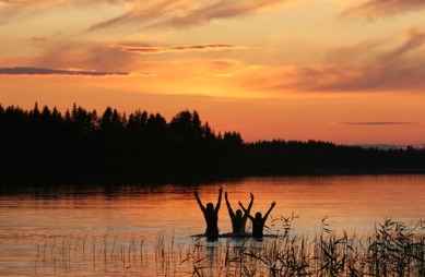 El mágico solsticio de verano en Finlandia 2023: cómo celebran los finlandeses, y tú también podrías