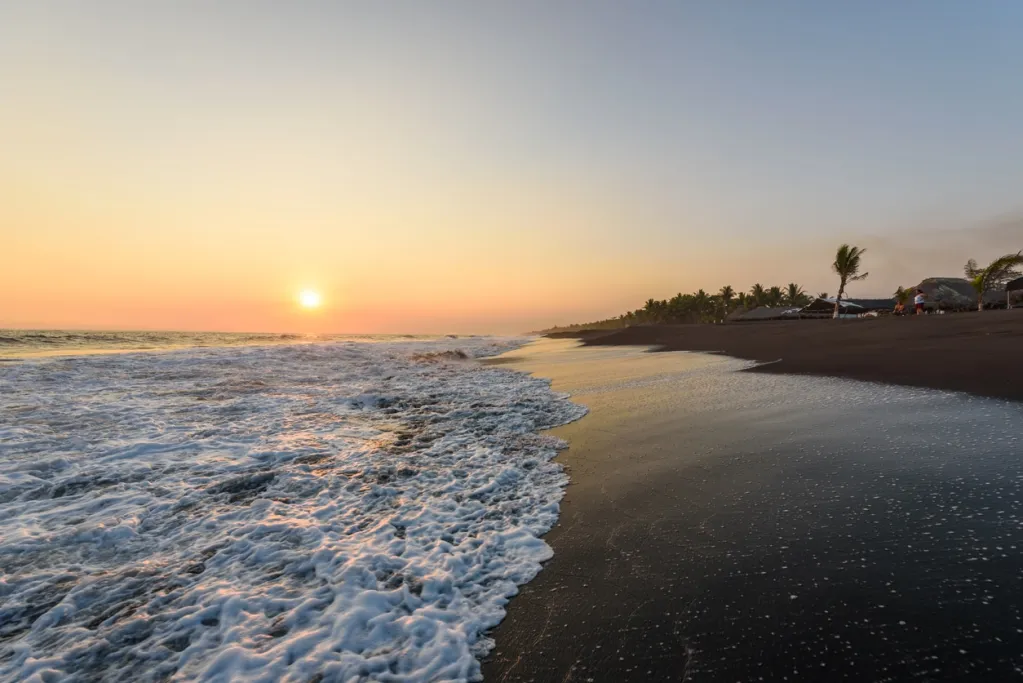 ¡8 playas ÉPICAS en Guatemala que los lugareños quieren para ellos solos!