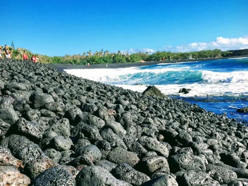 Las 5 mejores playas de arena negra en Hawái para ver este año