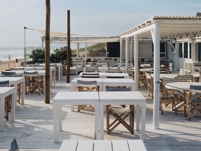 Los 7 mejores bares de playa en Milos, Grecia para visitar en 2023