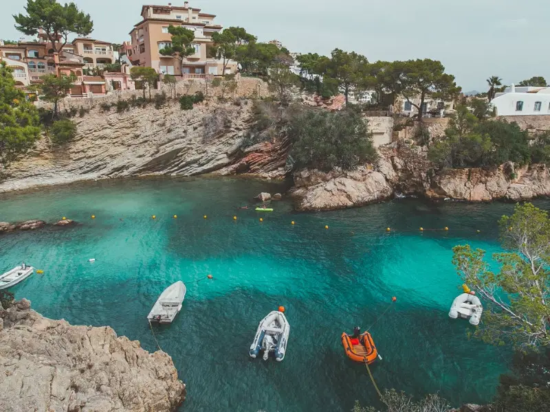 Los 7 mejores lugares para navegar en el Mediterráneo este año