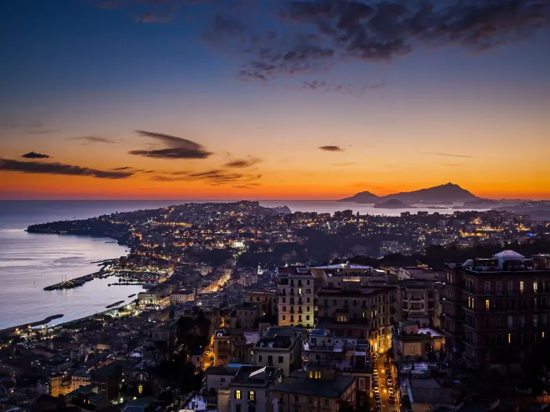 ¿Nápoles o Sorrento? ¿La gran ciudad o la ciudad turística?