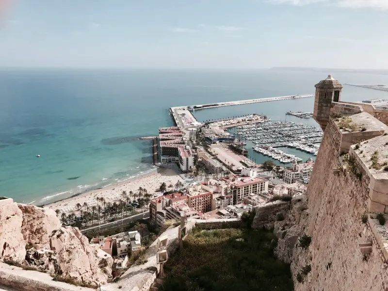 ¿Es segura Alicante? Nuestra guía de seguridad en viajes en español para 2023