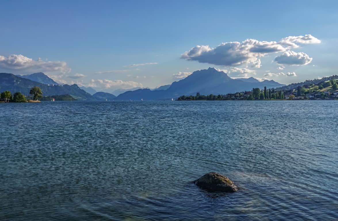 6 lugares majestuosos para hacer kayak en Suiza
