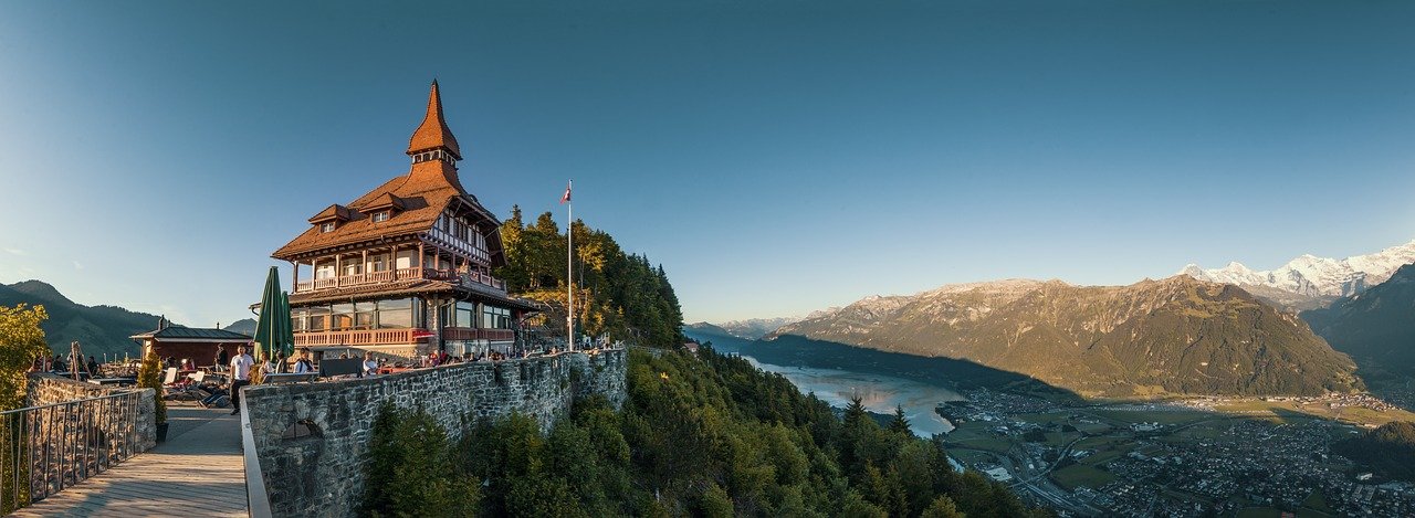 Descubre el encanto de Suiza en octubre: ciudades, montañas y más