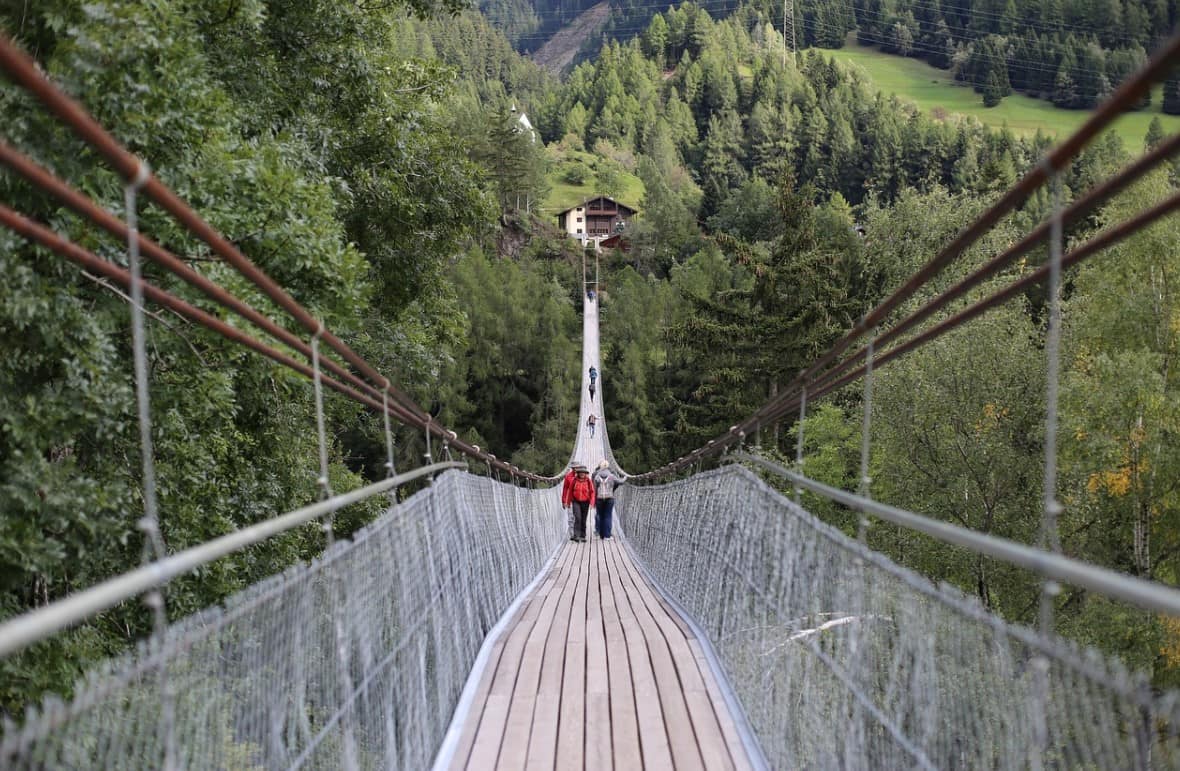 9 fascinantes puentes suizos que no te puedes perder