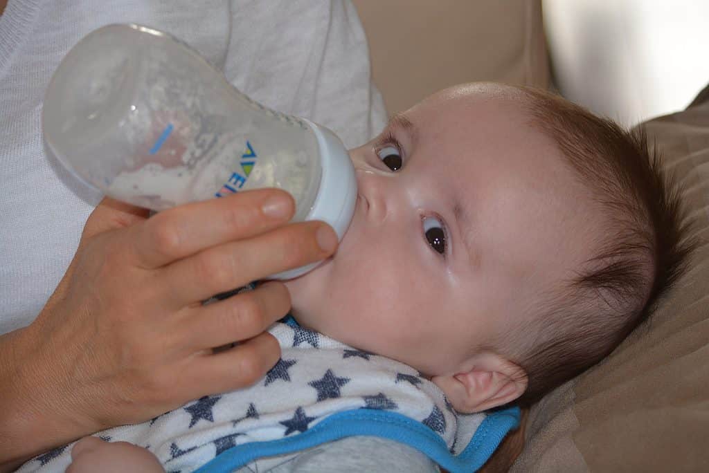 ¿Se puede llevar una botella de agua en un avión? Todo lo que necesitas saber en 2023