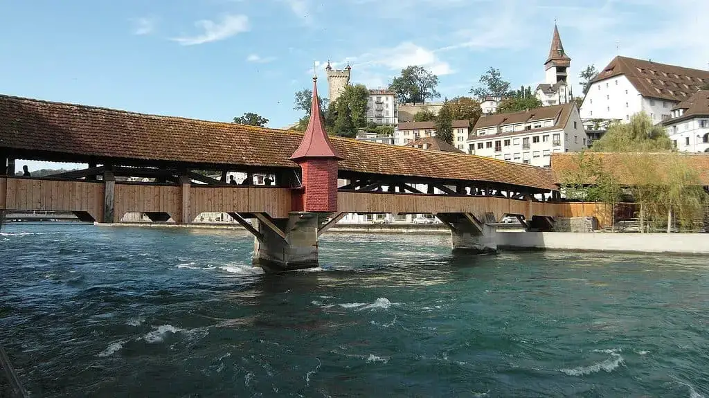 21 mejores lugares para visitar en Suiza con niños + guía de viaje familiar [2023]