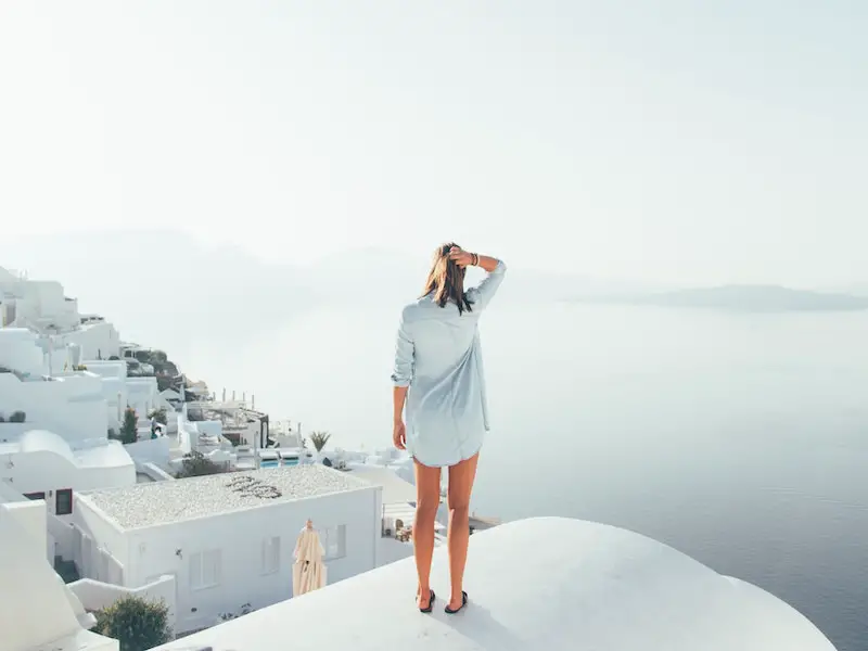 11 artículos esenciales que debe empacar para unas vacaciones en Santorini