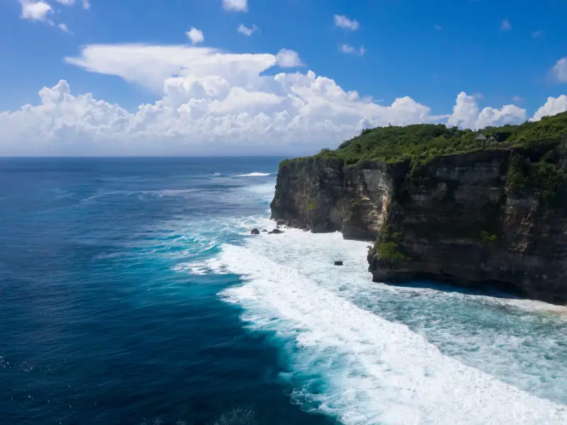 7 lugares únicos en Uluwatu para ver la puesta de sol (hay que verlos)