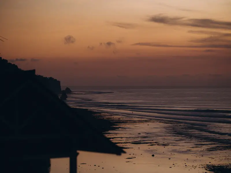 7 lugares únicos en Uluwatu para ver la puesta de sol (hay que verlos)