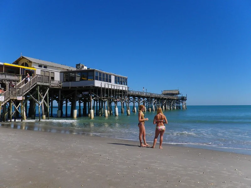 Cocoa Beach vs.Daytona Beach en [2023]: ¡Una comparación honesta para ayudarte a elegir!
