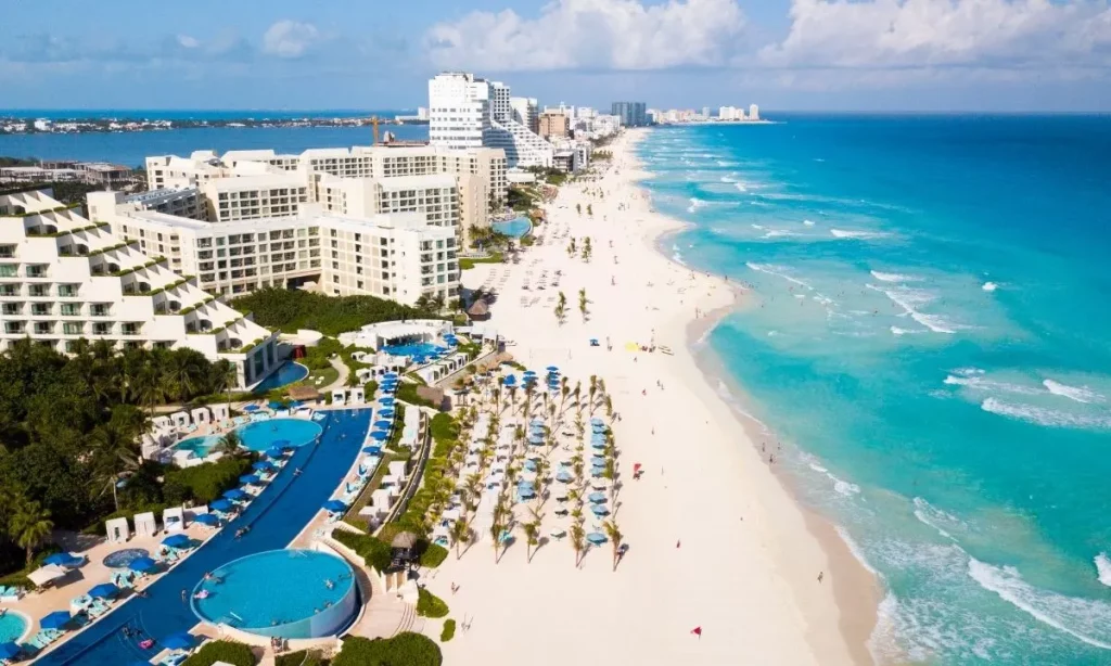 ¿Cancún vs. Cabo San Lucas para familias? ¡Una comparación honesta para ayudarte a decidir!