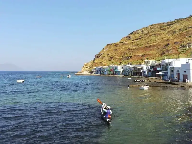 La guía definitiva para ir de isla en isla griega en Milos, Grecia