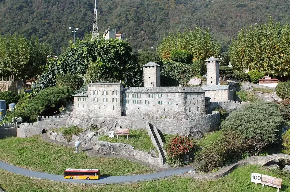 12 castillos icónicos en Suiza que no te puedes perder