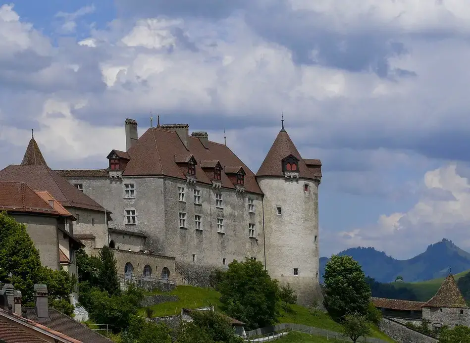 12 castillos icónicos en Suiza que no te puedes perder