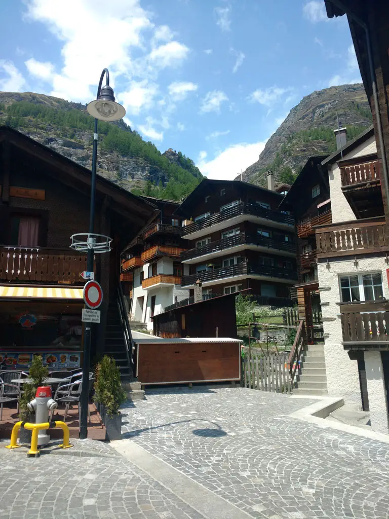 Descubre el encanto de Suiza en octubre: ciudades, montañas y más