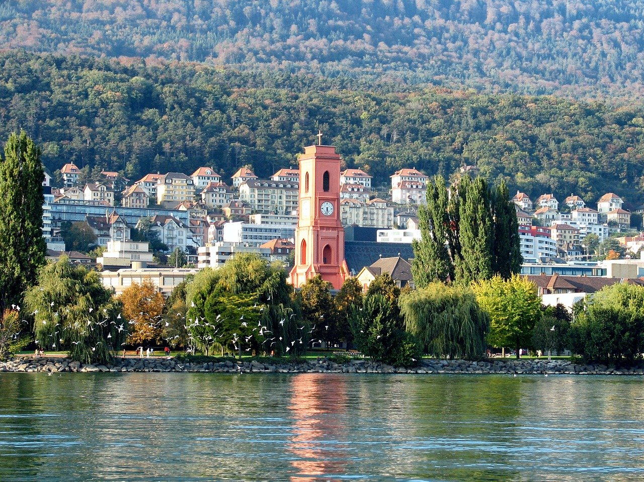 Descubre el encanto de Suiza en octubre: ciudades, montañas y más
