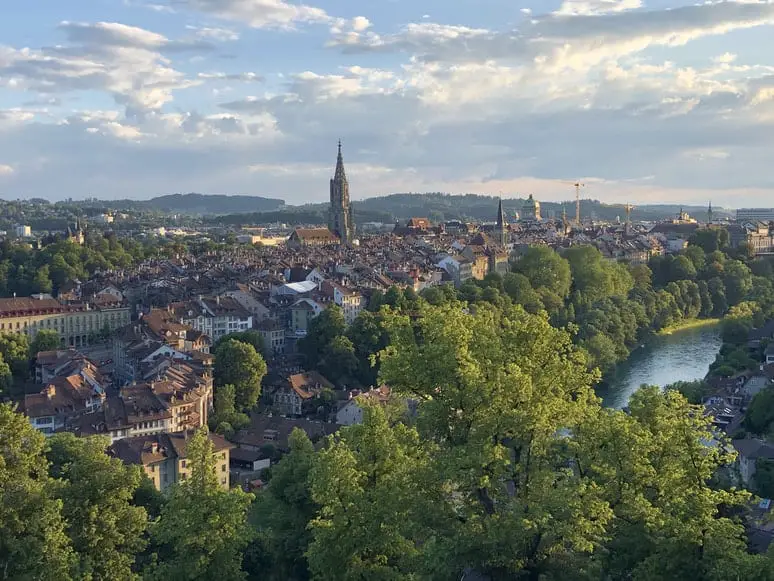 Descubre el encanto de Suiza en octubre: ciudades, montañas y más