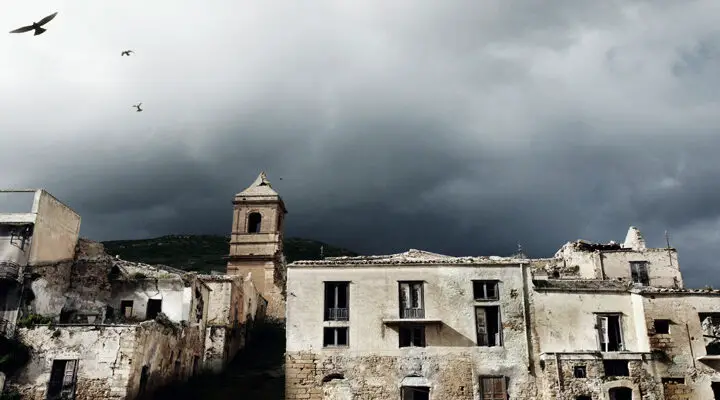 15 Pueblos fantasma en Italia (Pueblos abandonados en Italia)