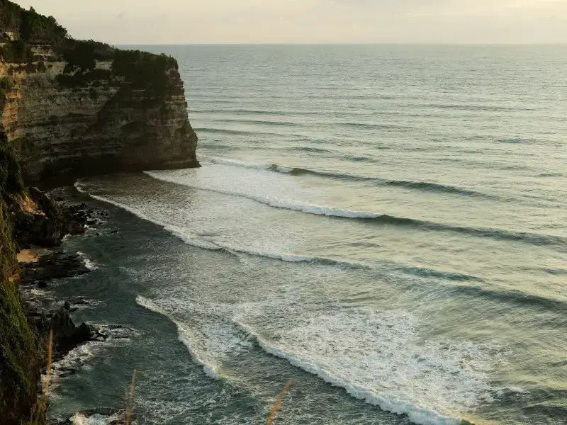 7 lugares únicos en Uluwatu para ver la puesta de sol (hay que verlos)