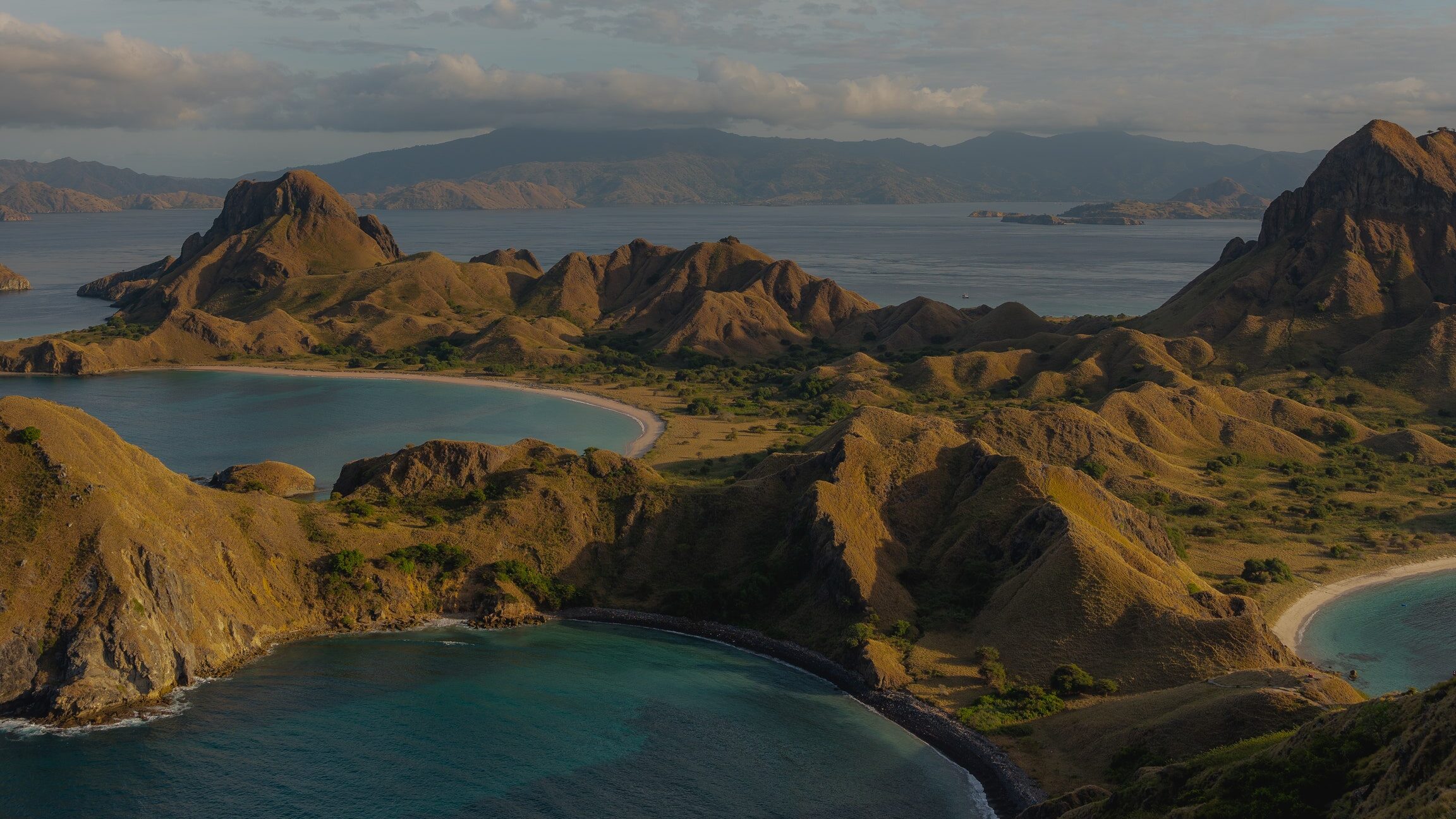 Navegando por el Parque Nacional Komodo en Indonesia |
