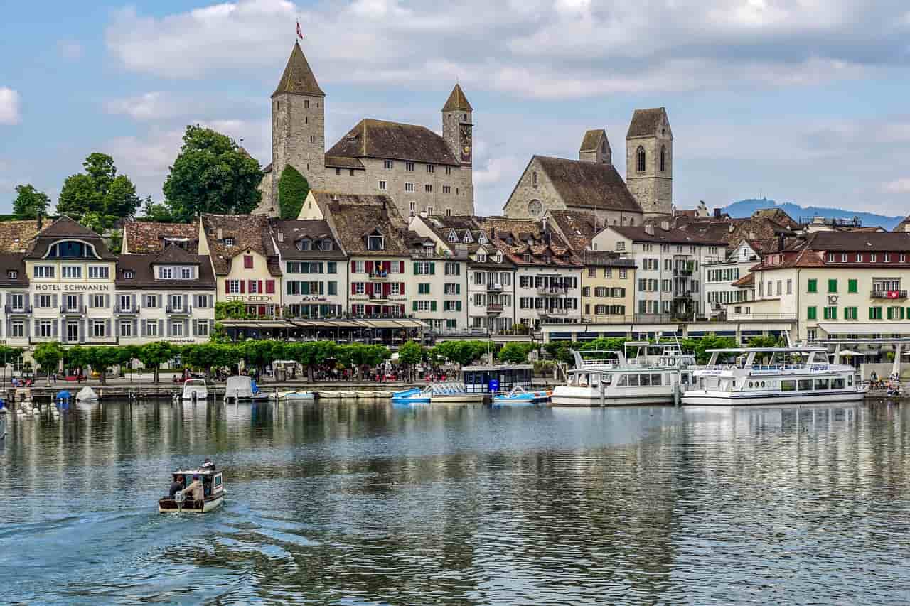 Descubre el encanto de Suiza en octubre: ciudades, montañas y más