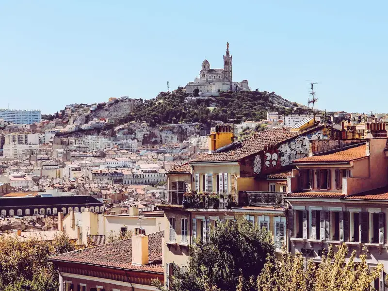 Las 5 ciudades más peligrosas de Francia que debes conocer