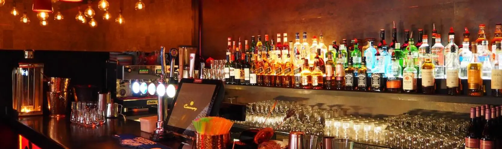 Vida nocturna de Corfú: guía definitiva de discotecas, bares y fiestas de Corfú