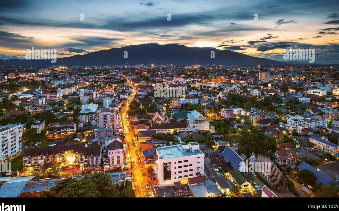 Vida nocturna en Chiang Mai | Los Mejores Bares En Chiang Mai Paisaje nocturno de la ciudad de Chiang Mai Fotografía de stock - Alamy