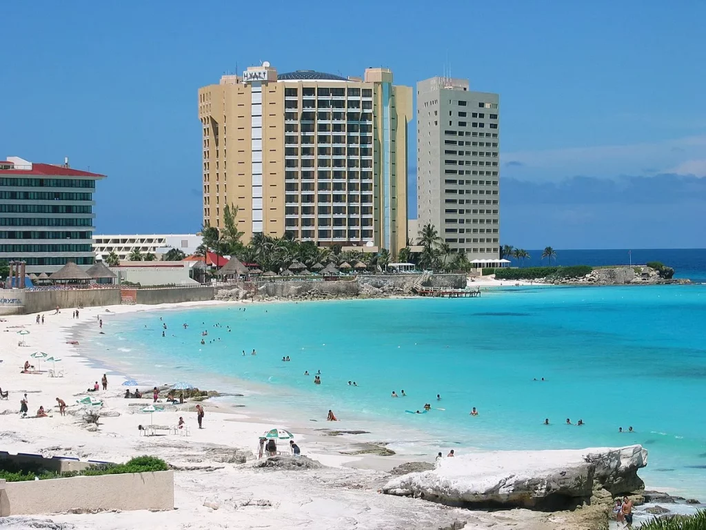 ¿Cancún vs. Cabo San Lucas para familias? ¡Una comparación honesta para ayudarte a decidir!