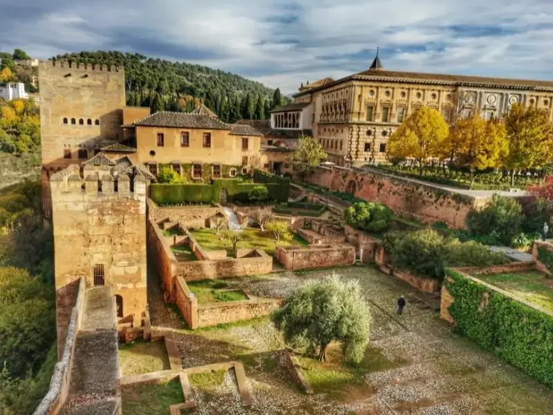 ¿Málaga o Granada? ¿Qué ciudad andaluza?