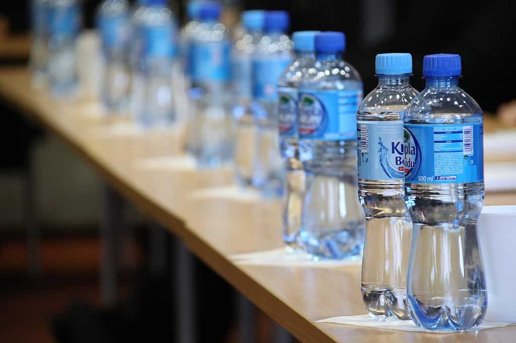 ¿Se puede llevar una botella de agua en un avión? Todo lo que necesitas saber en 2023