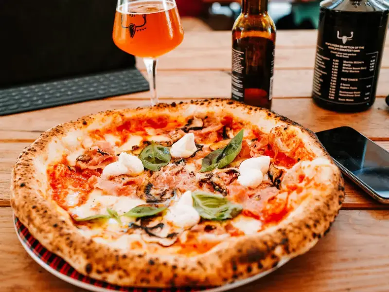 ¿Vale la pena visitar Nápoles? 5 razones para ir, pizza a la historia
